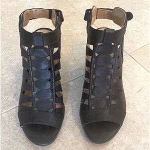 Naturalizer black shoes strappy with heel